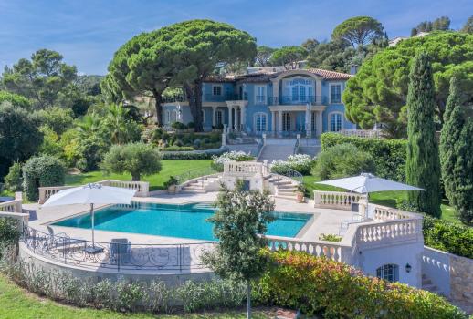 OUTSTANDING VILLA WITH FANTASTIC VIEWS OVER THE BAY OF SAINT TROPEZ