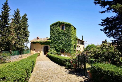 Smuk ejendom omgivet af vinmarker i Chianti i Tavernelle nær Montalcino - Toscana
