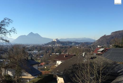 Villa allavanguardia per gli amanti delle auto esigenti in una posizione fantastica! Panorama unico della città e delle montagne!