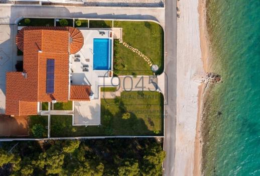 Luxusní nemovitost na pobřeží s nekonečným bazénem v Šibeniku - Chorvatsko