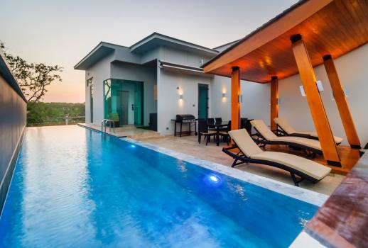 Villa lussuosa con piscina infinity sull’isola Phuket in Thailandia.