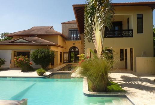 Een zeer chique villa met prachtige bouwstijl in een exclusieve internationale residentie