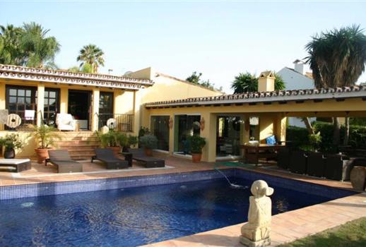 Villa à Marbella directement située au bord du golf de Los Naranjos