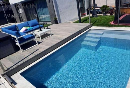 Calme et tranquillité au milieu de la ville : maison familiale moderne entièrement meublée avec piscine