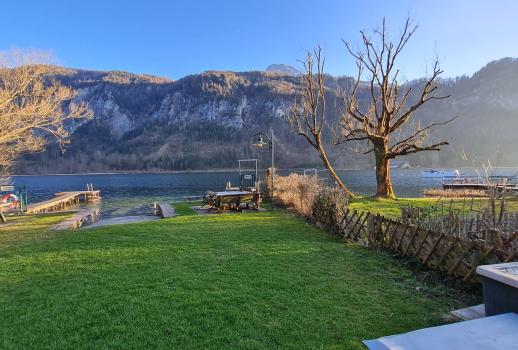 Propriété au bord du lac directement sur Mondsee avec mobil-home