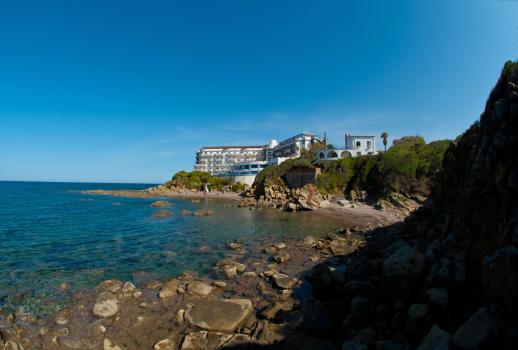 Elegante villa exclusiva junto al mar con playa privada