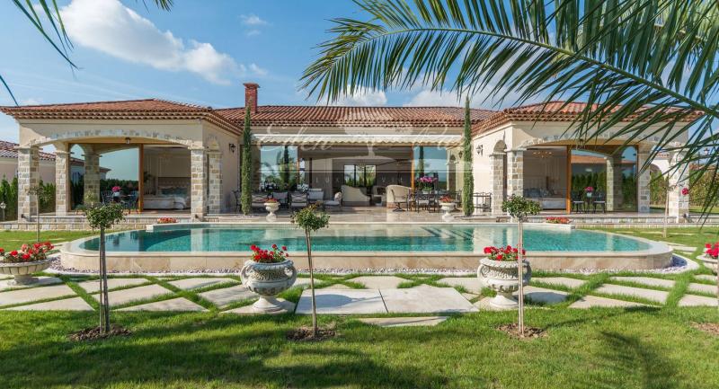 Villa lujosa y nueva en un estilo mediterráneo 