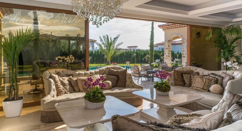 Nowa luksusowa willa w stylu śródziemnomorskim 