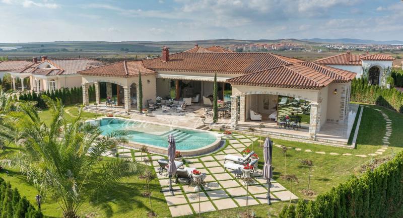 Villa lujosa y nueva en un estilo mediterráneo 
