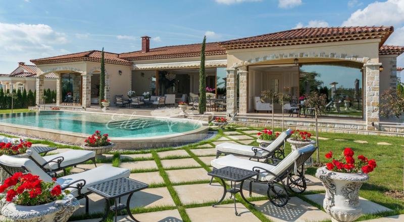Villa lujosa y nueva en un estilo mediterráneo 