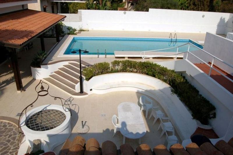 Modernes Anwesen mit großem Garten und Pool zu verkaufen