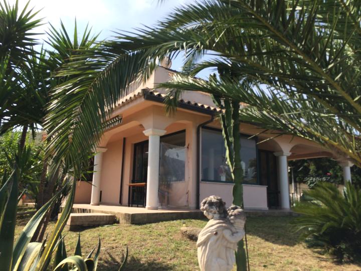 Idyllische Villa mit traumhaftem Meerblick in Italien zu verkaufen