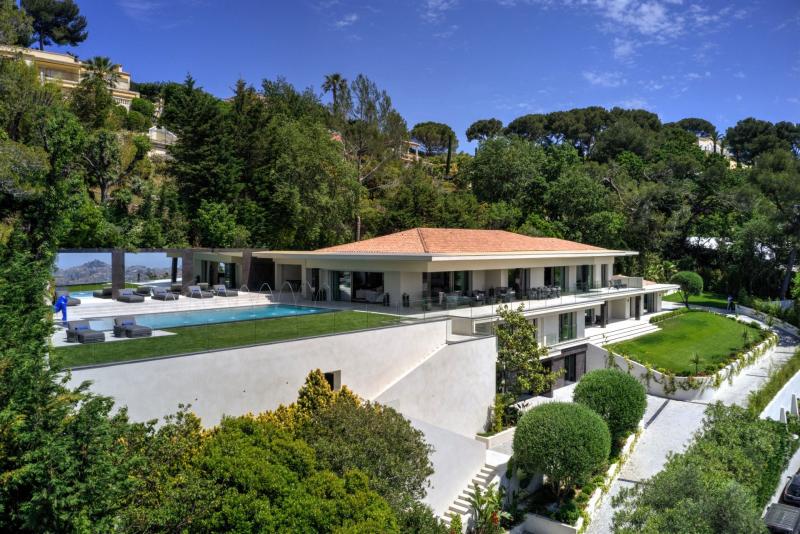 MODERNE VILLA ÜBER DER BUCHT VON CANNES