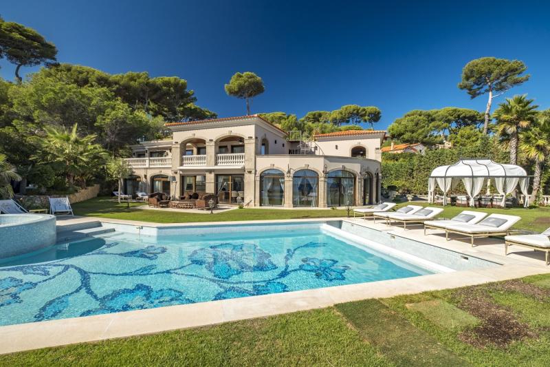 UNE GLAMOUR VUE MER STYLE PALACE CAP DANTIBES