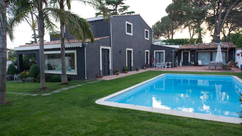 Elegant renoveret villa med pool