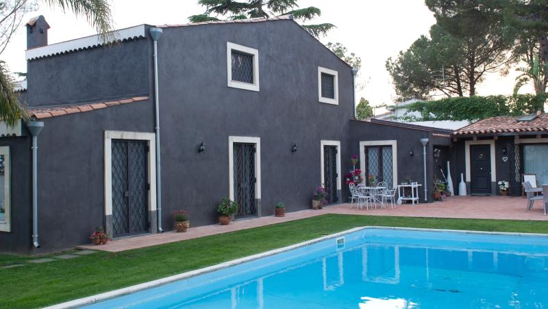 Elegante villa renovada con piscina