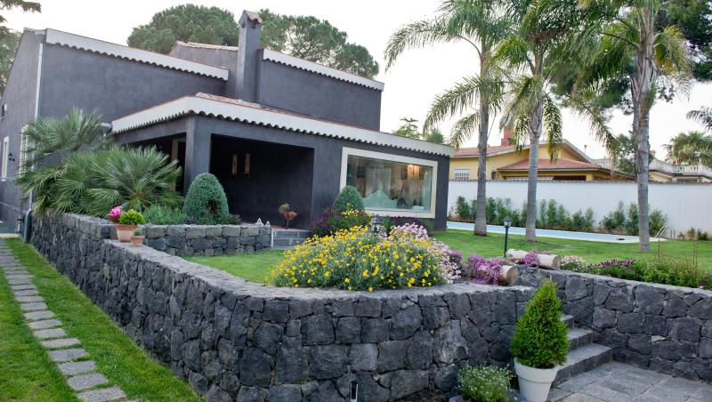 Elegant renoverad villa med pool