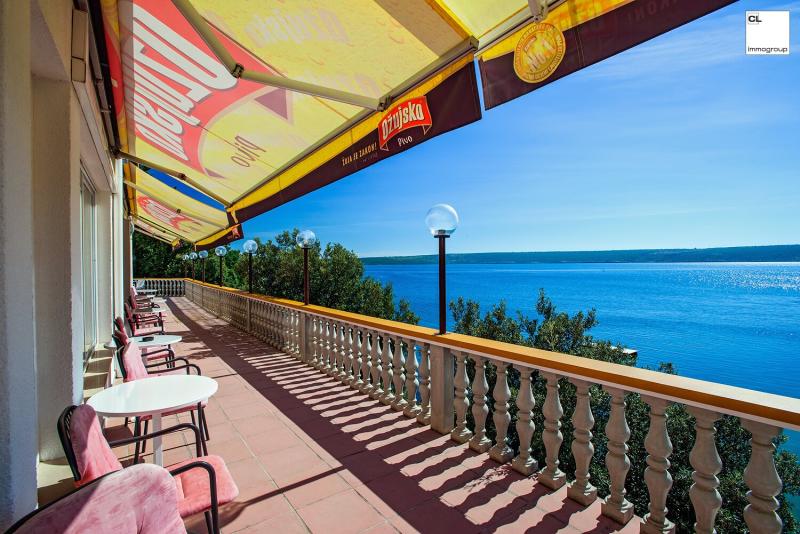 Красив хотел на брега на морето за продажба