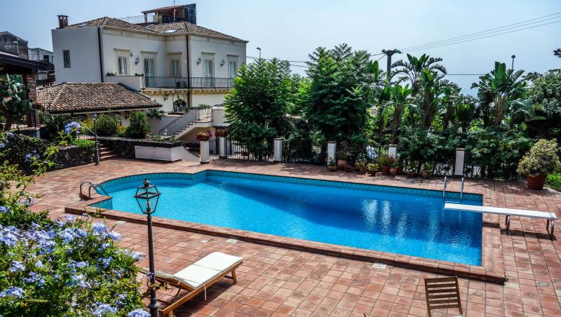 Underbar, restaurerad villa med spektakulär utsikt över havet och pool