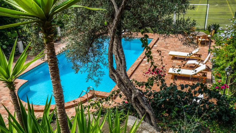 Vidunderligt pæn restaureret villa med spektakulær udsigt over havet og pool