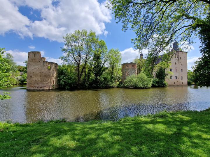 Ренесансов замък с ров Везер в Северен Рейн-Вестфалия