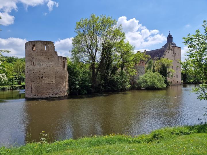 Renesanční hrad s vodním příkopem Weser v Severním Porýní-Vestfálsku