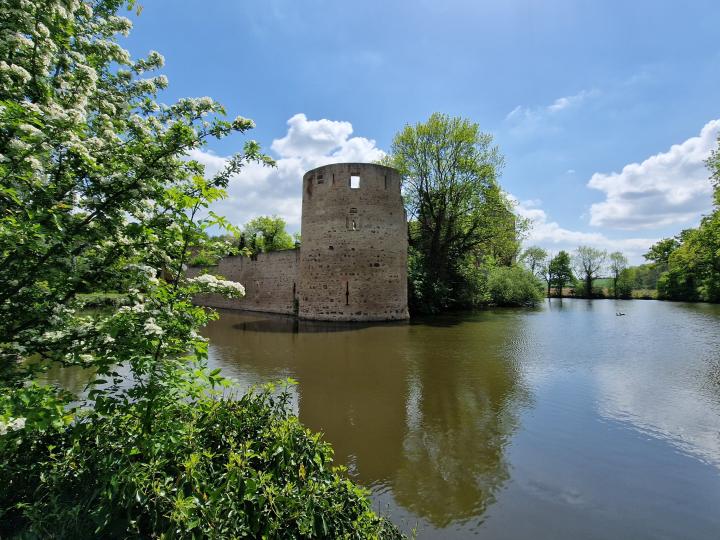 Renesanční hrad s vodním příkopem Weser v Severním Porýní-Vestfálsku