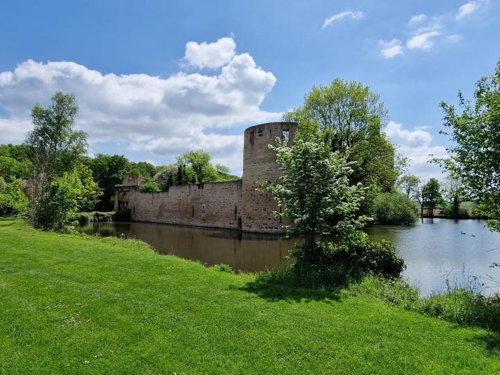 Renesanční hrad s vodním příkopem Weser v Severním Porýní-Vestfálsku