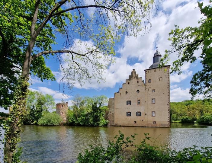 Замок Везер эпохи Возрождения, окруженный рвом, в земле Северный Рейн-Вестфалия