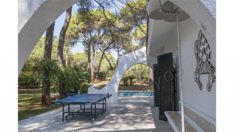 Luxusvilla 4 mit Pool in einem Pinienwald in Apulien