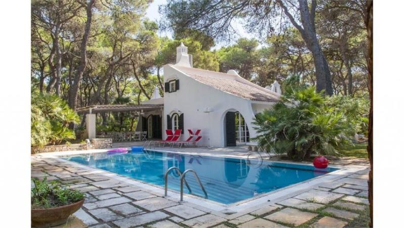 Lyxvilla 4 med pool i en tallskog i Puglia