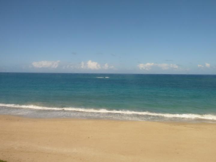 Superattico di lusso direttamente sulla spiaggia con una vista impressionante sul mare