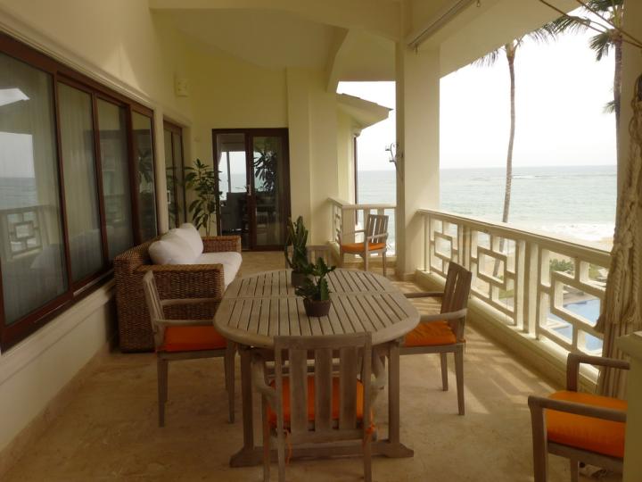 Un penthouse de lujo en la playa con una vista increíble hacia el mar