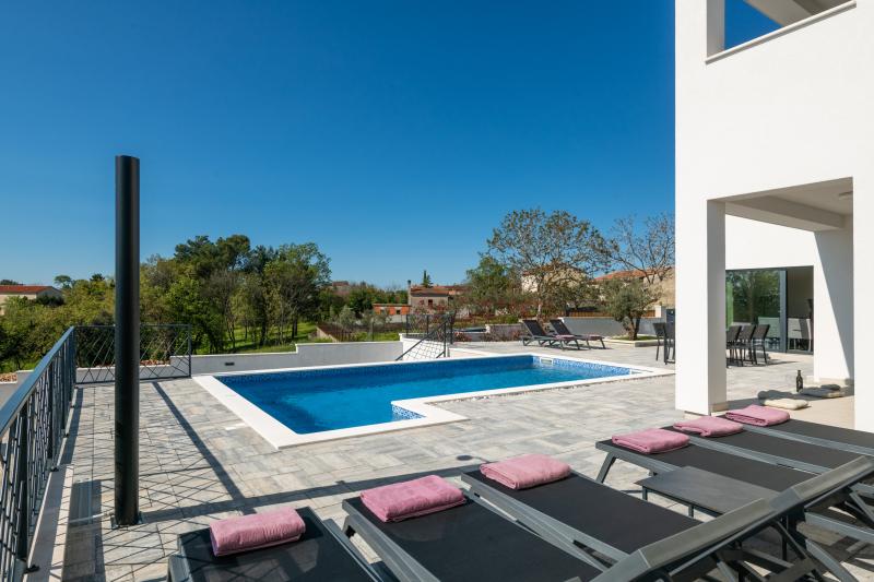 PURE ISTRIAN - FIRST CLASS NEW VILLA WITH POOL NEAR THE SEA