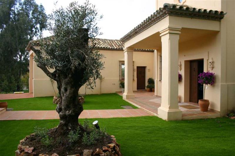 Vila u golfového areálu ve městě Marbella