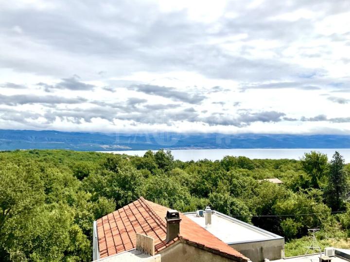 Casa esclusiva con piscina e fantastica vista sul mare sullisola di Krk
