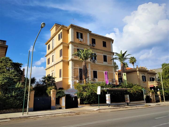 Hôtel renommé construit sur une magnifique villa dans le style Liberty