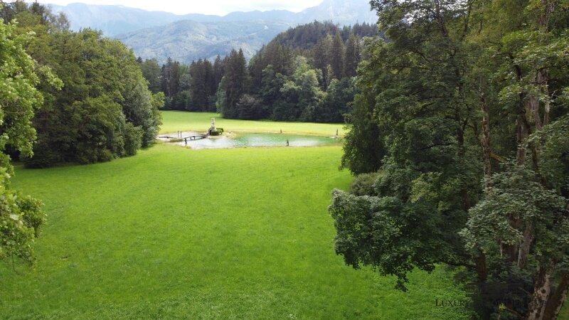 Hraběcí pozemek u jezera Wolfgangsee, obklopený nádhernými Alpami