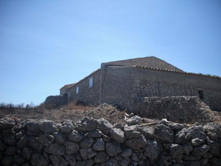 Landhuis met groot grondstuk in Avola
