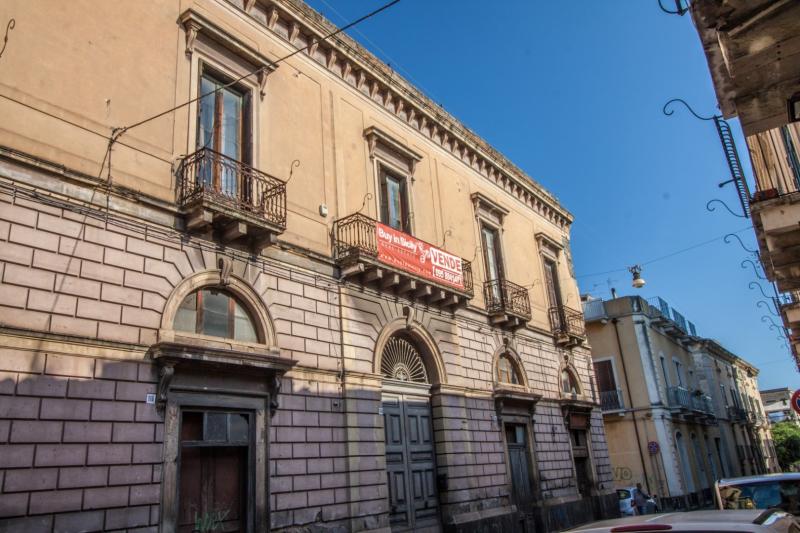 Questo palazzo nobile di architettura siciliana risale al tardo Novecento.