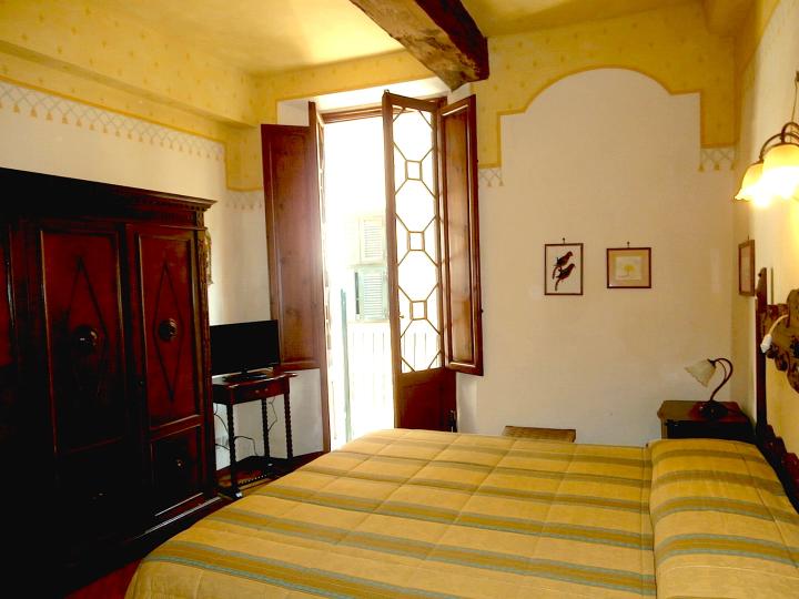 Il Palazzo: a Frescoed Residence BB in the Heart of Montalcino