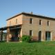 Siena: gerestaureerd landhuis met 14 ha grond